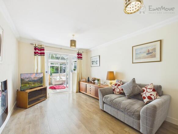 EWEMOVE TIVERTON - WOODLAND CLOSE