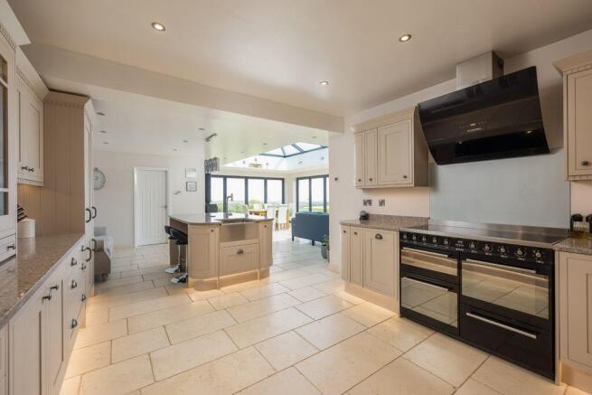 5 bed Detached for sale Image 7