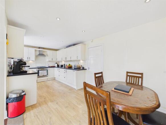 4 bed Detached for sale Image 9