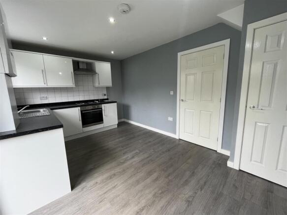 3 bed Semi-Detached to rent Image 5