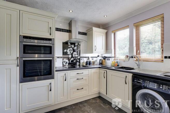 4 bed Detached for sale Image 4