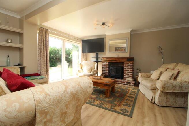 LOUNGE / DINING ROOM