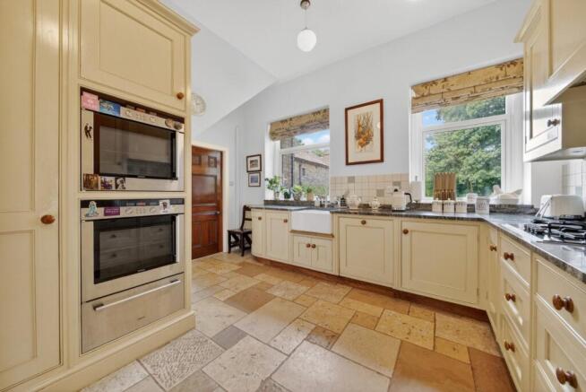 5 bed Detached for sale Image 5