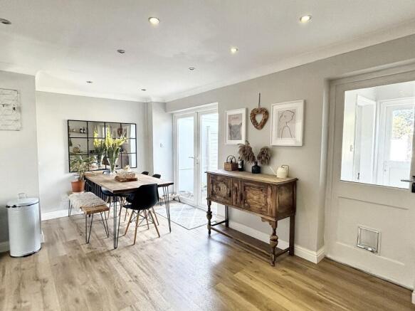 KITCHEN/DINING ROOM