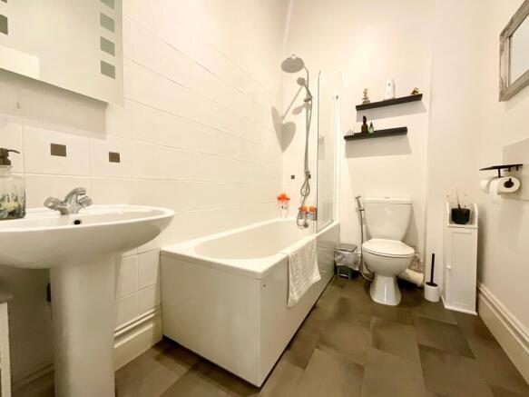 2 bed Flat for sale Image 6