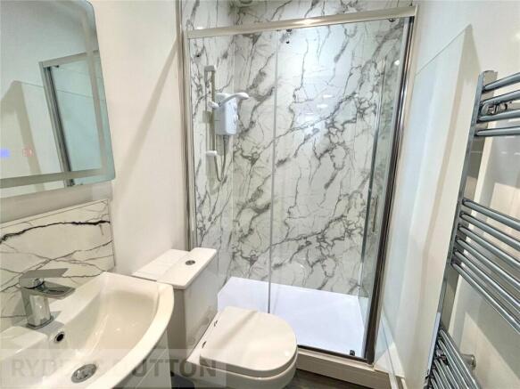 3 bed Apartment to rent Image 10