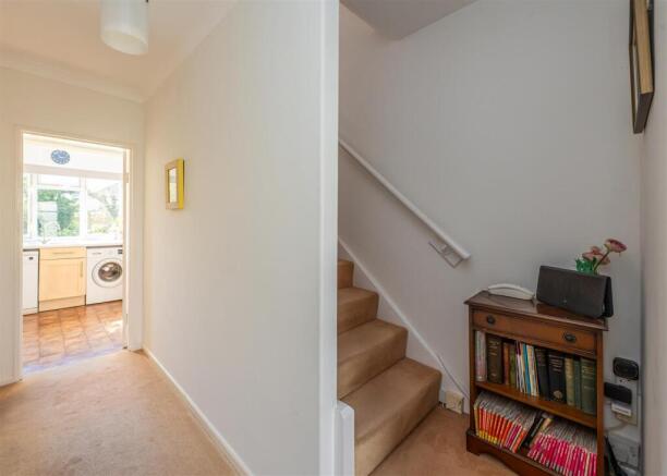 27 Queens Gardens, Codsall, Wolverhampton, WV8 2EP photo 4