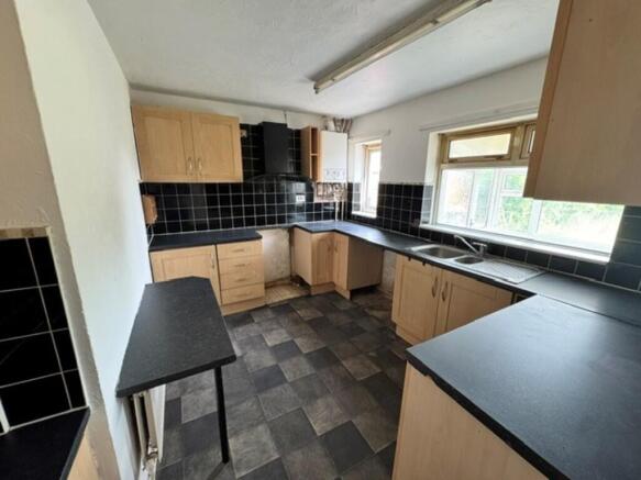 3 bed Semi-Detached to rent Image 2