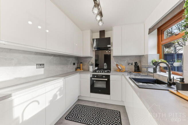 4 bed Semi-Detached for sale Image 11
