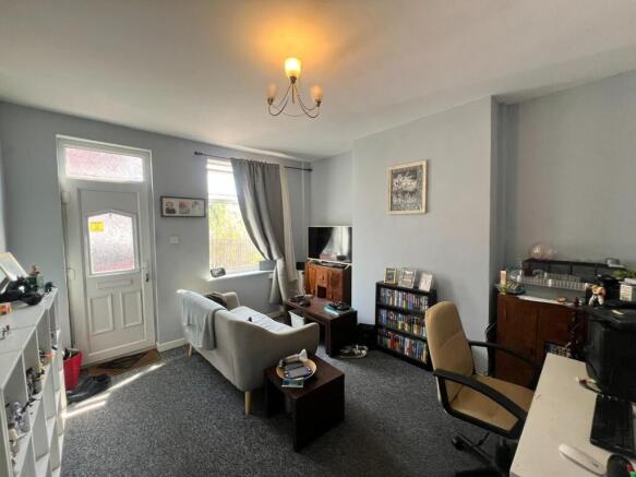 2 bed Terraced to rent Image 2