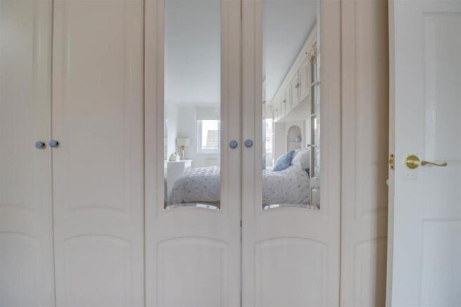 60 GUERNSEY GARDENS INSIDE-12.jpg