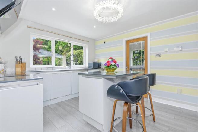 4 bed Detached for sale Image 7