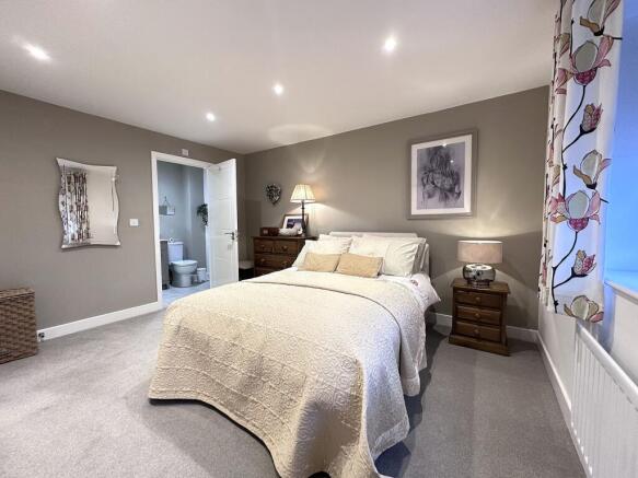 4 bed Detached for sale Image 10