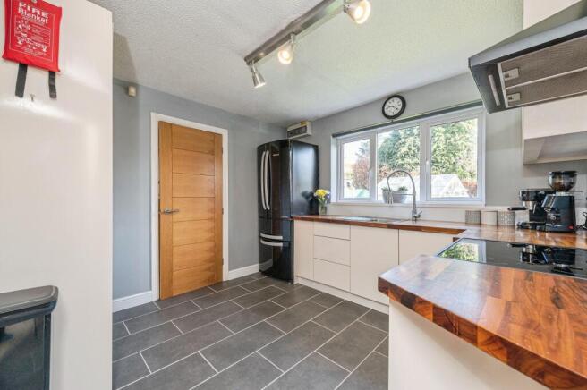 4 bed Detached for sale Image 5