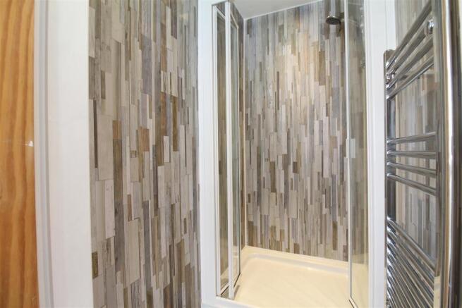 13 Ensuite Shower.JPG