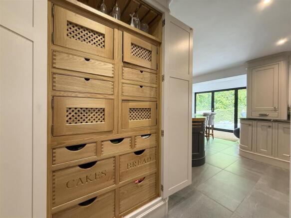 4 bed Detached for sale Image 10