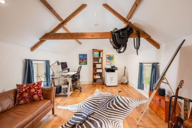 5 bed Detached for sale Image 12