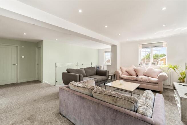 5 bed Detached for sale Image 4