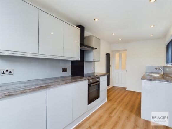 2 bed Terraced to rent Image 6
