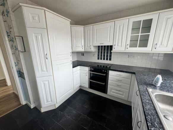 3 bed Semi-Detached for sale Image 4