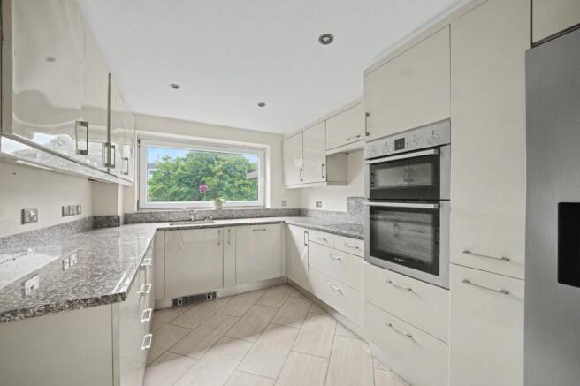 3 bed Apartment for sale Image 6