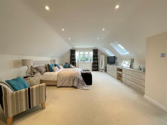11. Principal bedroom b.jpg
