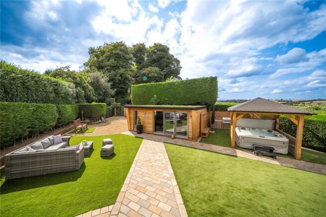 4 bed Detached for sale Image 11