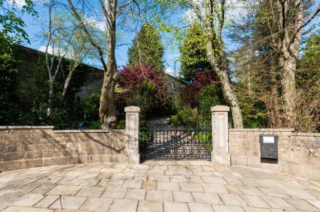 6 bed Detached for sale Image 4