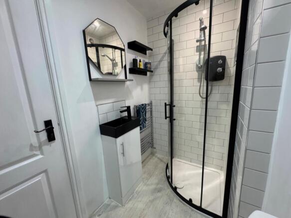Downstairs En-Suite