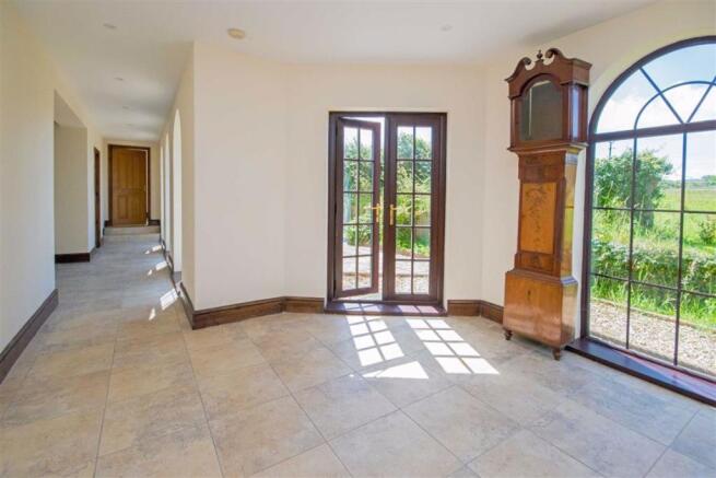 GARDEN ROOM/REAR HALL