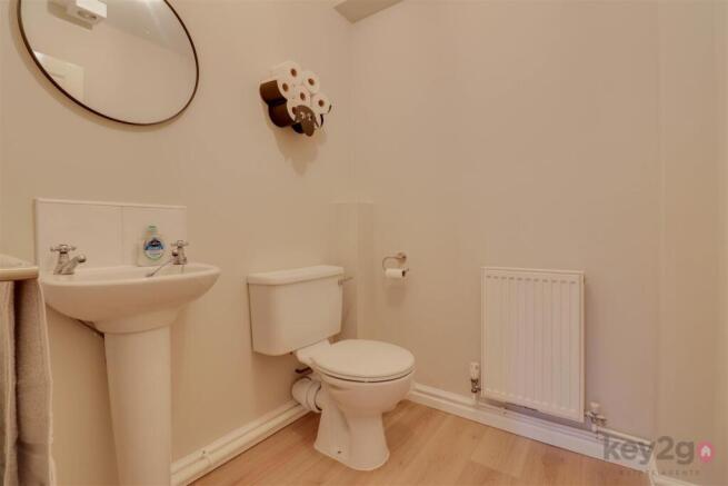 5 bed Detached for sale Image 9