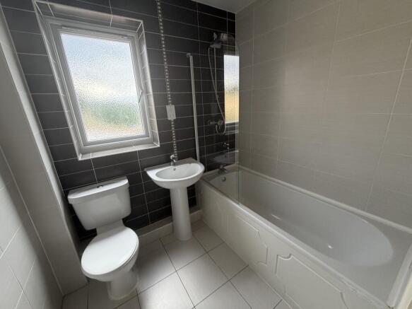 2 bed Apartment to rent Image 10