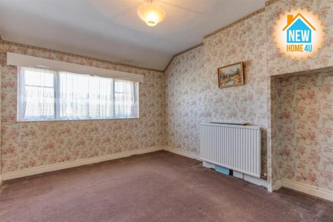 MAIN BEDROOM:
