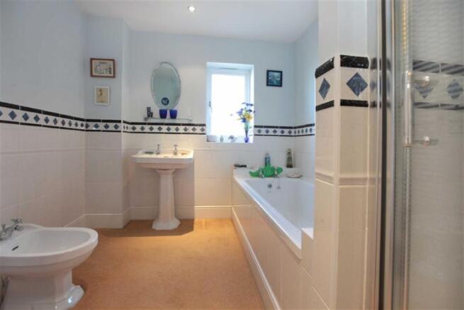 FAMILY BATHROOM