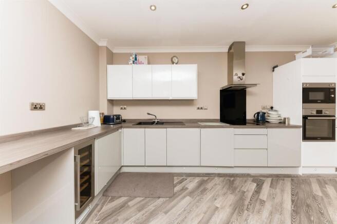 2 bed Apartment for sale Image 4