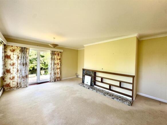 LIVING/DINING ROOM