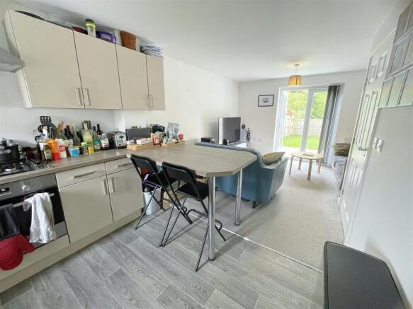 2 bed Terraced to rent Image 4