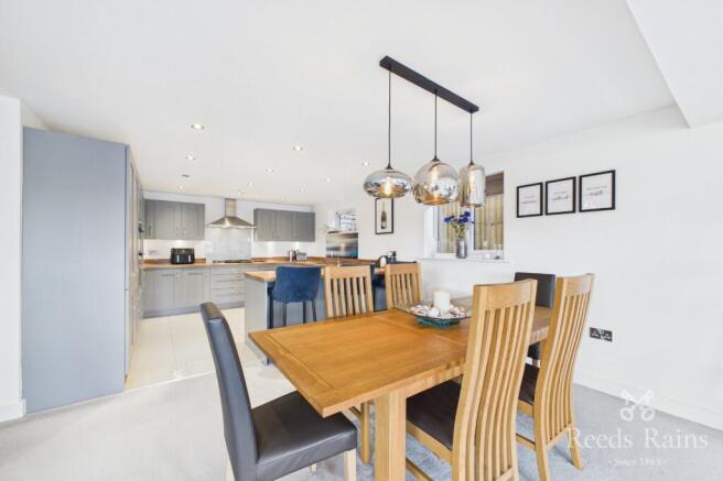 4 bed Detached for sale Image 9