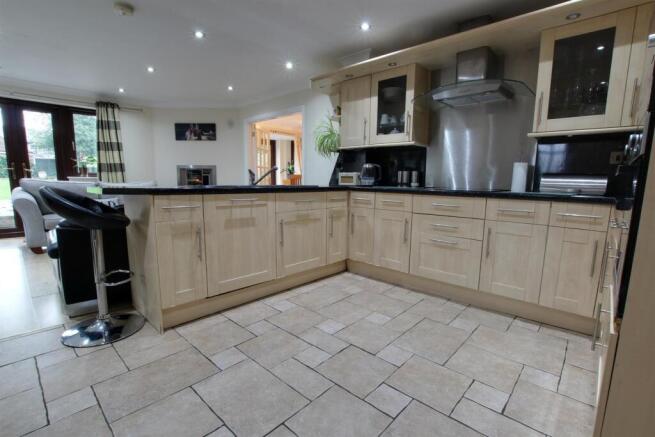 4 bed Detached for sale Image 6