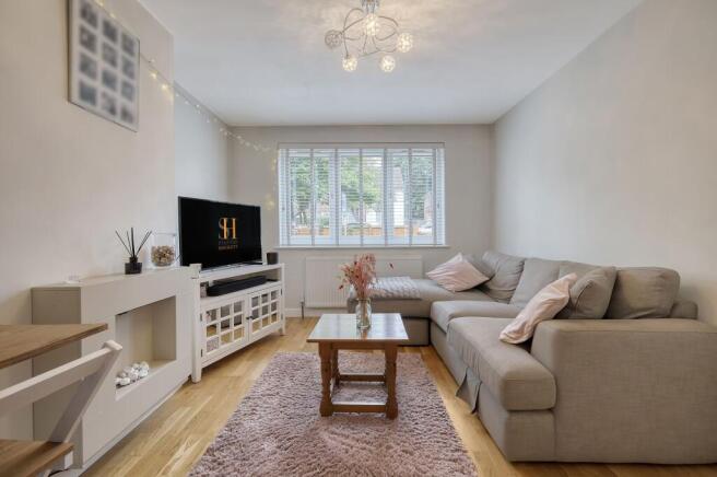 Hawthorn Avenue, Brentwood, CM13 photo 2
