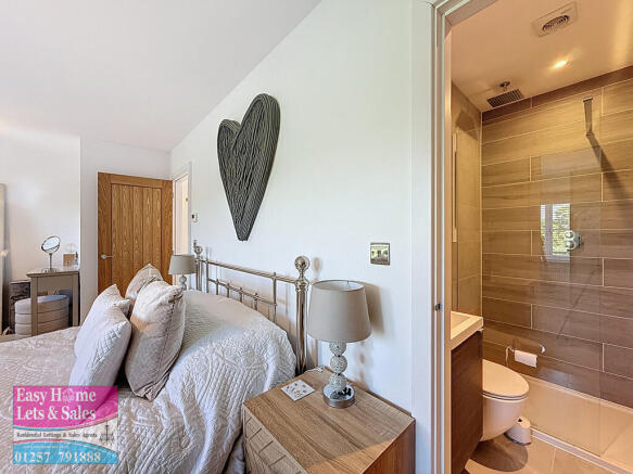 Master Bedroom/En...