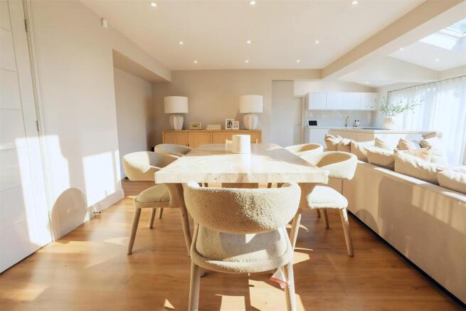 5 bed Detached for sale Image 6