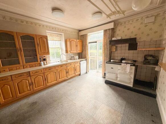 6 bed Semi-Detached for sale Image 10