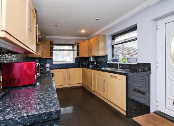 3 bed Semi-Detached to rent Image 11
