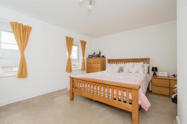 4 bed Semi-Detached for sale Image 9