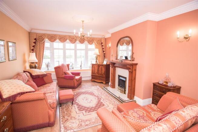 LIVING/ DINING ROOM