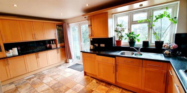 KITCHEN/BREAKFAST ROOM: