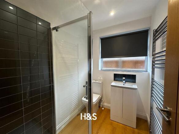 32 sandy hill bathroom.jpg