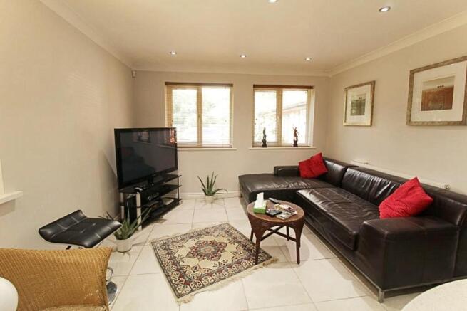 L-SHAPED LOUNGE/DINING AREA