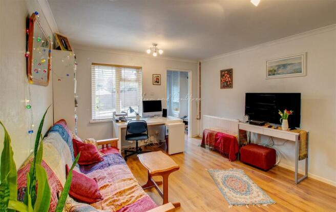 Garrick Drive, Thornhill, HernCrabtree